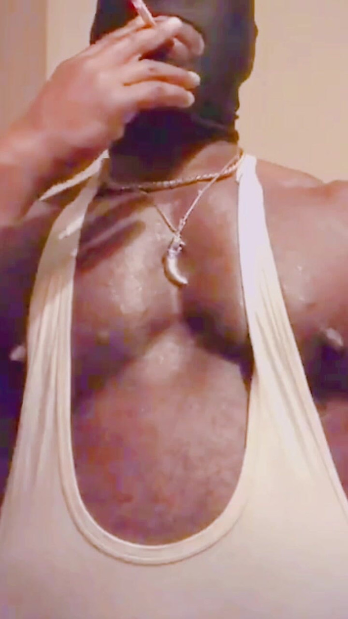 Black smoking muscle stepdad: Verbal Grande Gioco Muscolare Tette E Sessione Di Fumo