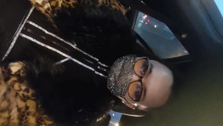 Ponny Letany: Sexy asiatisches Sissy-t-mädchen ladyboy posiert im auto