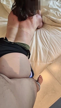 În timp ce soțul meu face un grătar, eu fac sex oral și iau tija prietenului lui în cameră