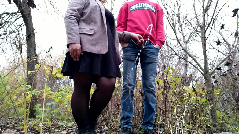 OurFetishLife: Schoonmoeder in een korte jurk houdt de pik van schoonzour...