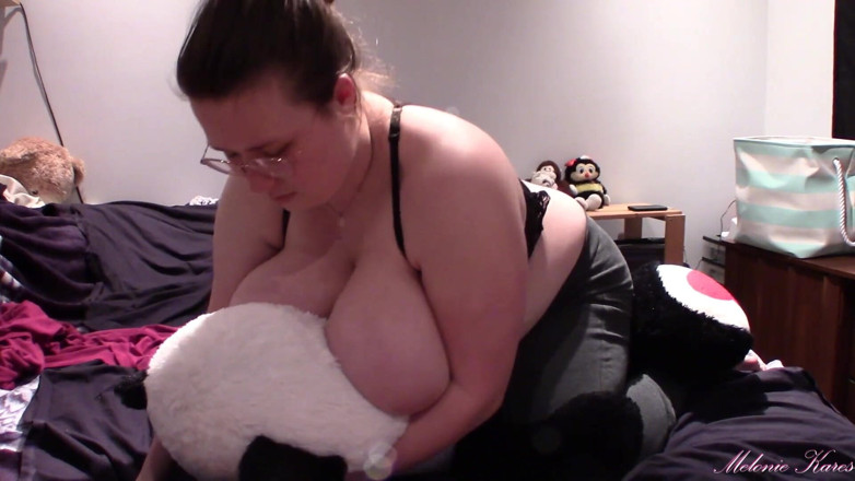 Melonie Kares: Giant teddy BBW breast cleavage crush