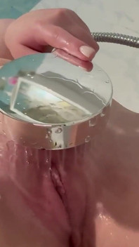 Cette Salope Se Lave Dans Le Bain Pour Vous.