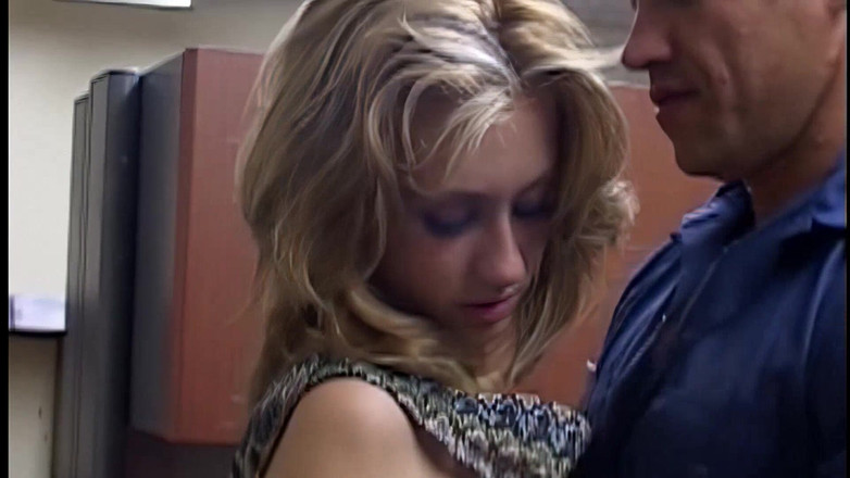 My Porn King: Memek sempit gadis hot rambut pirang ini dientot habis-habisan