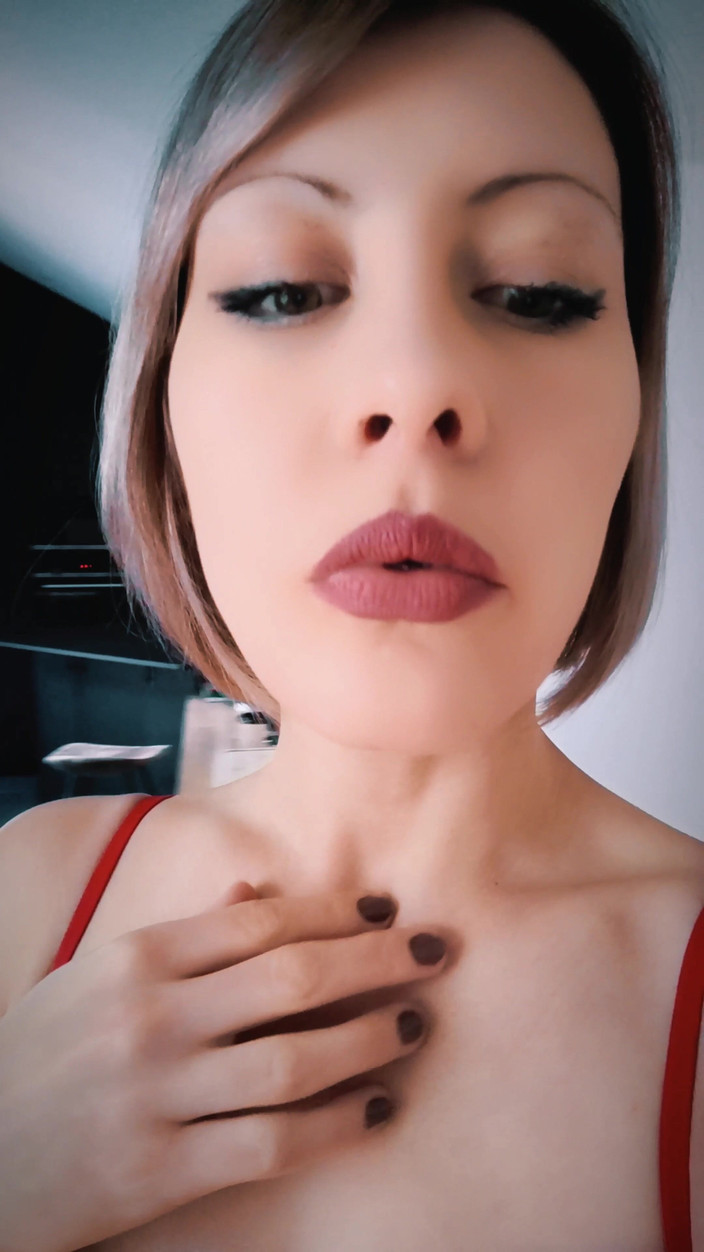 DeesseJulia: Jste připraveni mi přijít na nohy v kleci? Paní Julia