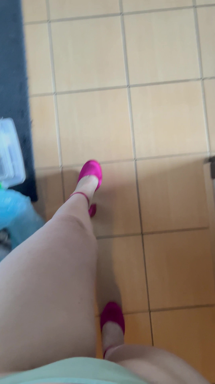 Feet: Ljudet av att gå i höga klackar