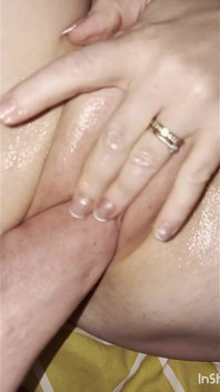 Istri & suami lagi asik mesra-mesraan. Dildo hitam, fisting, creampie, mani mu cumming