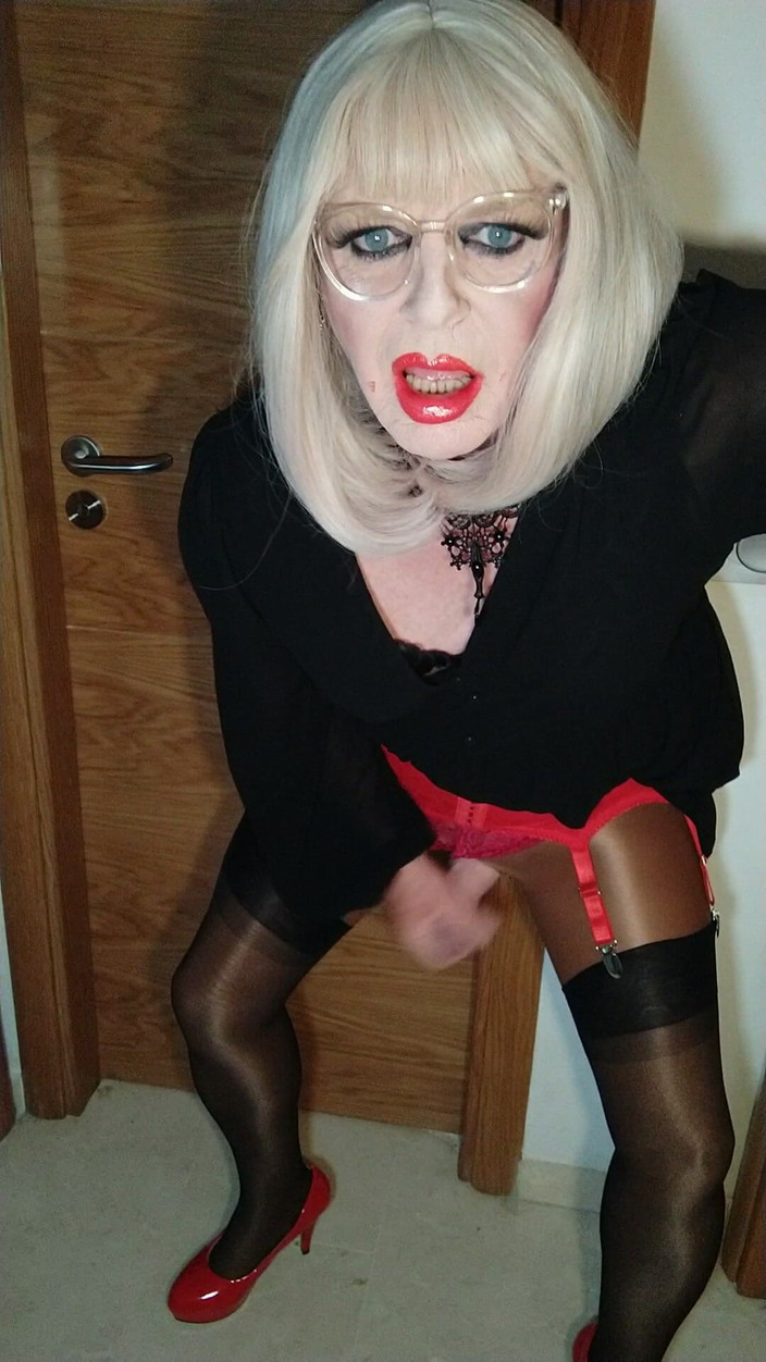 Emma Browne: キンキーランジェリーのクロスドレッサー