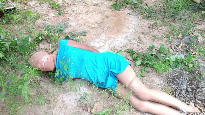 Selfgags Latina Bondage: Gefangen genommen, prinzessin im hogtie schwach in bondage im freien