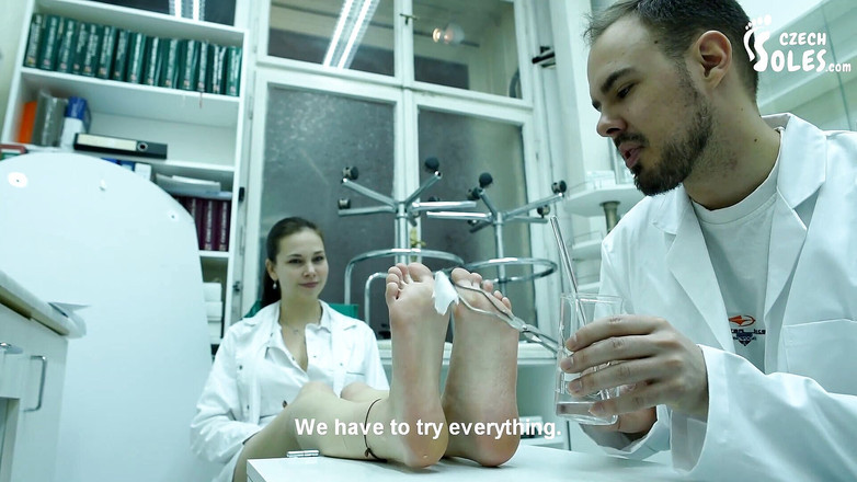 Czech Soles - foot fetish content: Cercetare cu ser anti-miros de laborator pentru picioarele ei cu...
