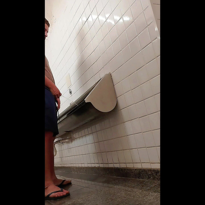 Marcosninfo: 私はある都市を訪れ、公衆トイレで裸になりました。