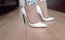 High Heels Kingdom: Crossdresser camina en blanca cuchilla Casadei con tacones altos