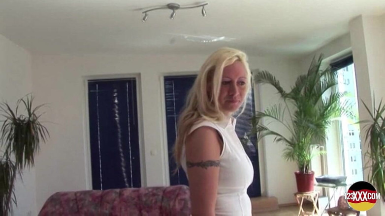 123XXX - 100% Amateurs: Busty Blonde MILF in High Heels Masturbates Using a Vibrator