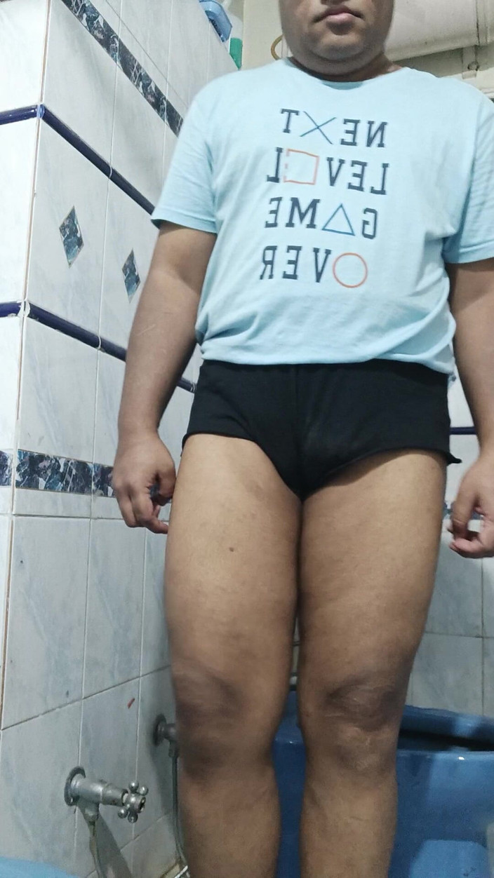 SensualBoy: युवा लड़का बाथरूम में पेशाब कर रहा है