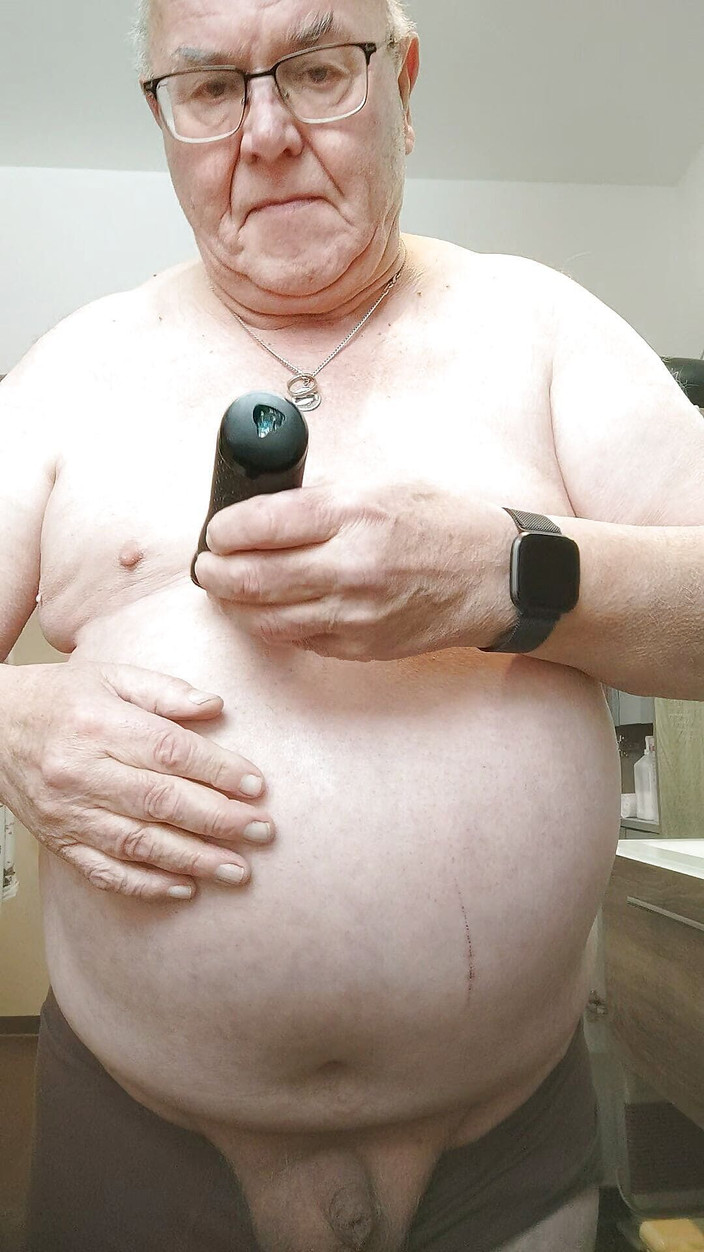 Karlchengeil: Aku lagi asik ngocok kontolku sampai aku crot di toketnya!