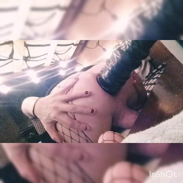 Tiffany Ciskiss: Anale slet Tiffany Sisskiss neemt nog een enorme dildo