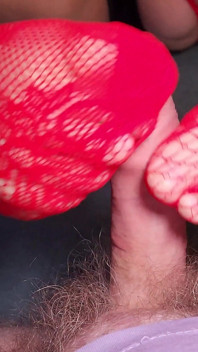 Footjob od Baculka v červených krajkových punčochách a černých kalhotkách