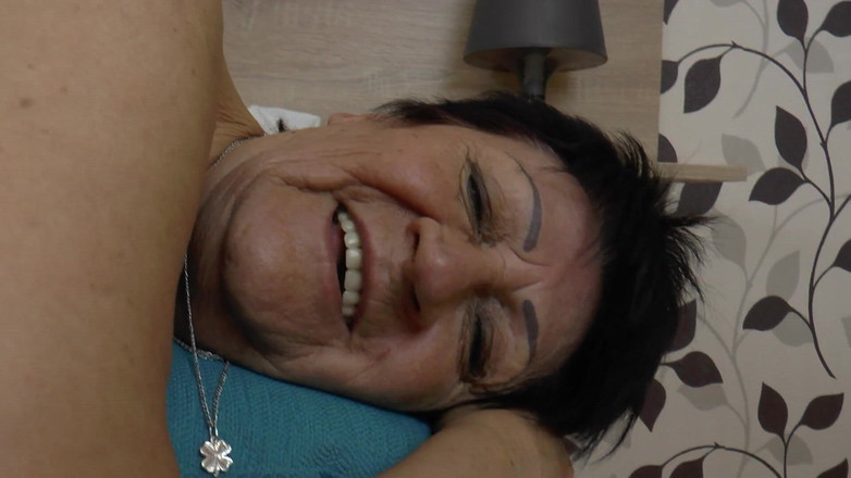 GOLDLIGHT - OFFICIAL: Brünette reife deutsche hausfrau mit naturals wird von silver fox...