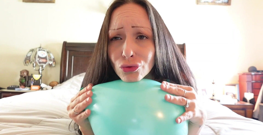 Raven Willow: गुब्बारे की आवाज़ मुझे कामुक बनाती है