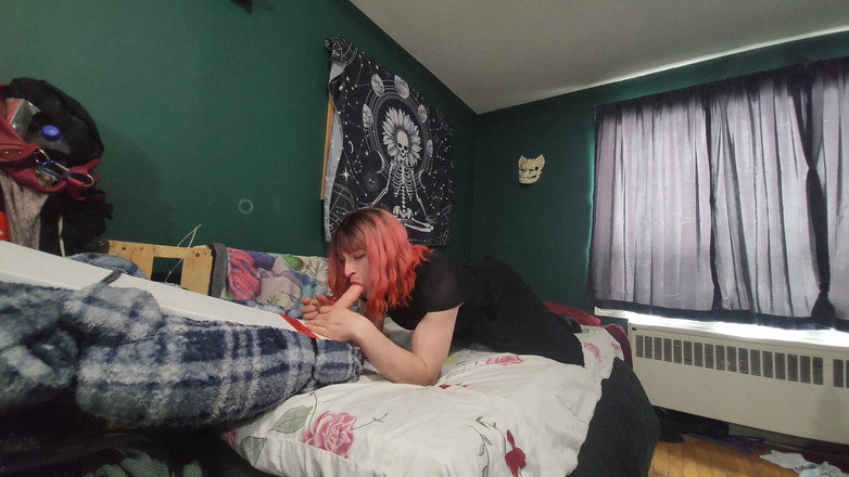 AshleyInHose: Ashley har kul att träna deepthroat på sin dildo