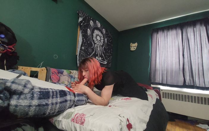 AshleyInHose: Ashley se distrează exersându-se adânc în gât pe vibratorul ei
