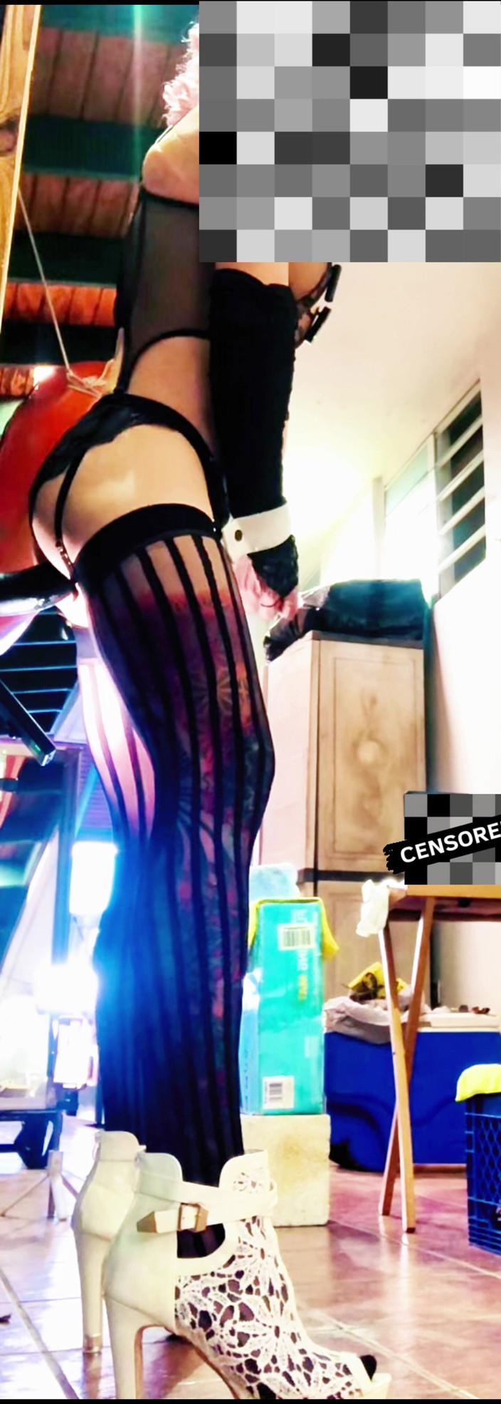 Benito414: Sexy transgender schwarzer strumpf reitet analdildo an der wand