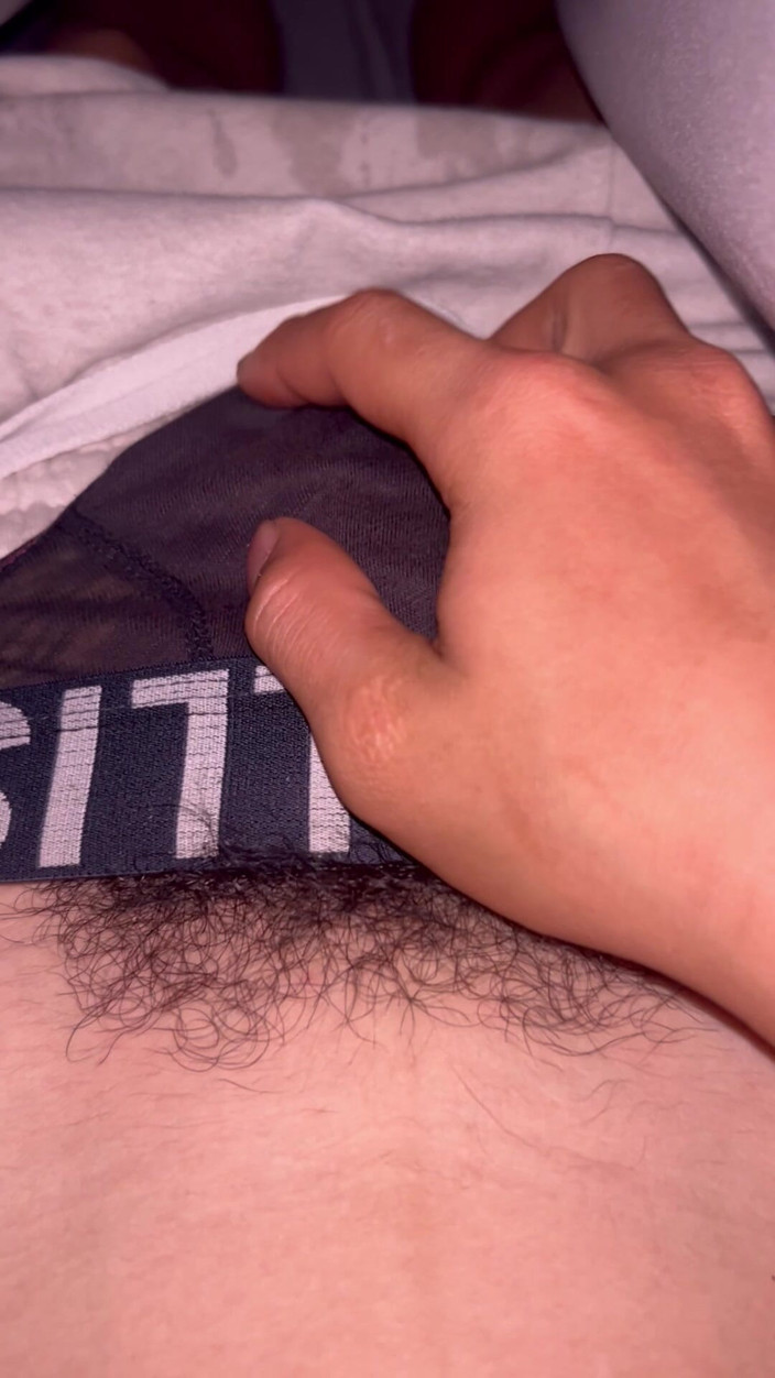 Quan Vietnam 18: Podívejme se spolu na můj chlupatý penis a podívejme se,...