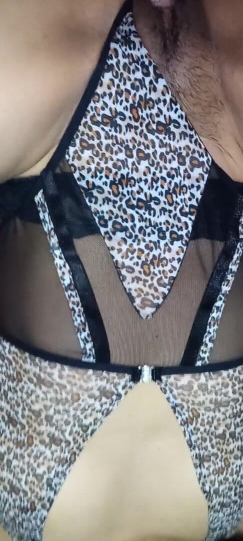 Mxfun30: Une MILF en lingerie sexy baise sa chatte mouillée et...