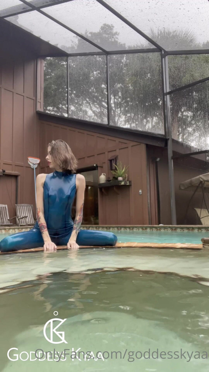Kyaa Chimera: Adoră-mă în latex! Mă strecor în piscină purtând altceva decât costumul meu...
