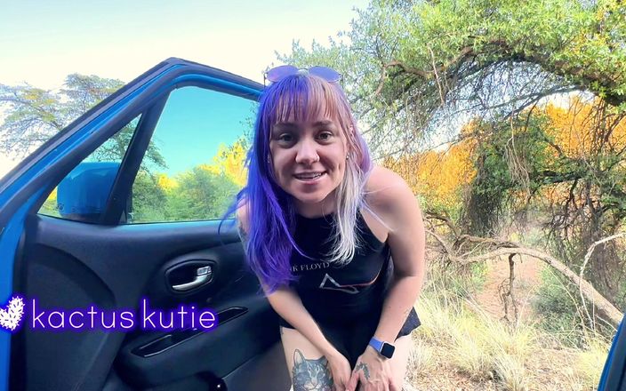 Kactus kutie: Arriesgado pis al aire libre en carretera