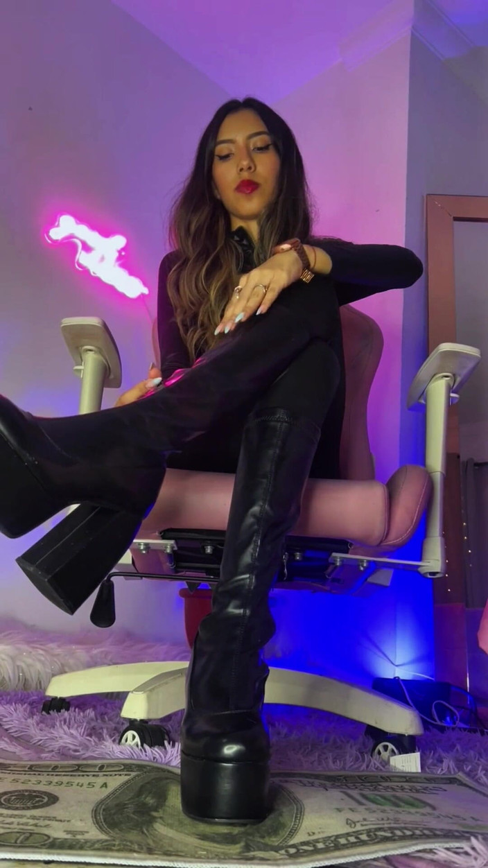 MartinaMagni: Mes petites bêtas vont être éduquées par une déesse