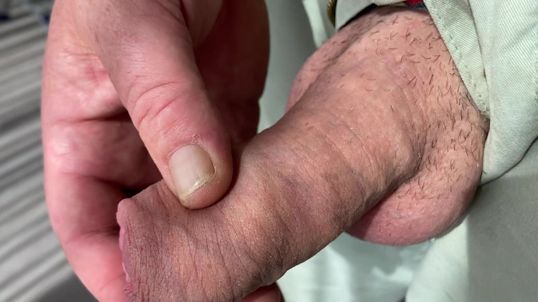 Foreskinguy: Close-up masturbando enorme cabeça de cogumelo sem cortes