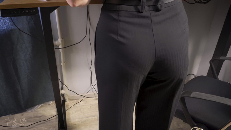 Teasecombo 4K: Secretária amadora de calças de escritório brinca com sua linha...