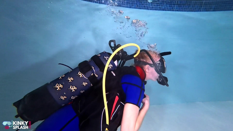UKCuteGirl Lucy Lauren: Svázaná pod povrchem - Potápění, škádlení a provazová hra ve vintage neoprénu