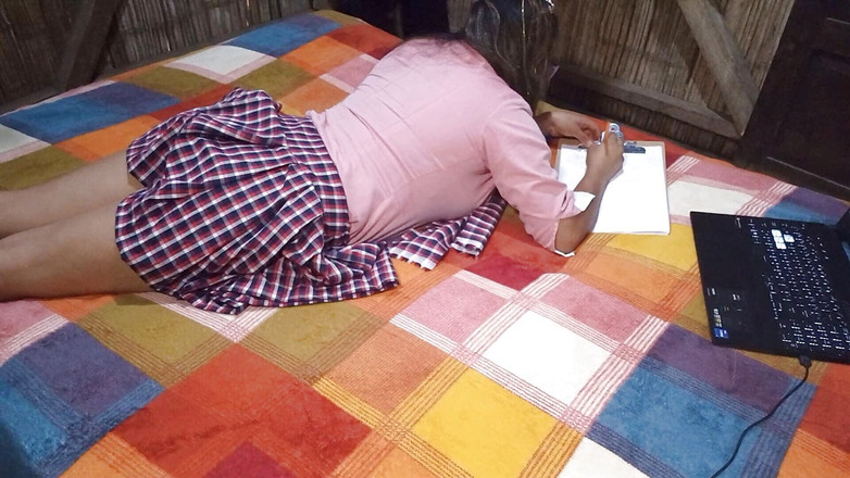 Martin13: Une secrétaire universitaire baise en levrette avec le messager pendant...