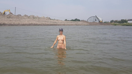 SweetButtocks: Girl Bathes Naked in the River and Masturbates on the...