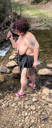 Il y a un inconnu qui regarde cette nana sauvage pisser ?
