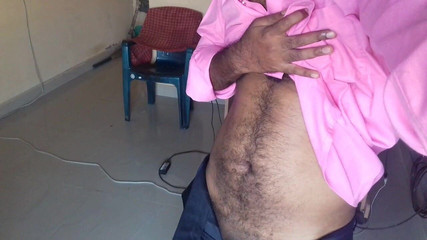 Mayanmandev: 薔薇のシャツを脱ぐマヤンマンデフ