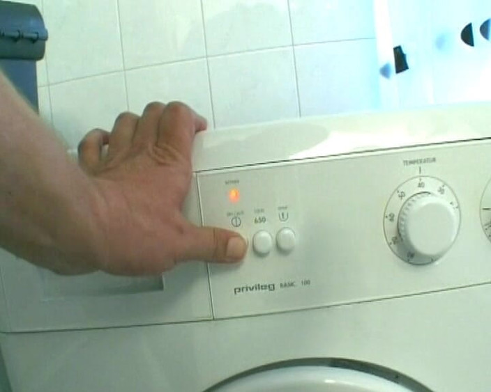 Deutsche Frauen: Beautiful Blonde Babe From Germany Shaving Her Muff to Please...