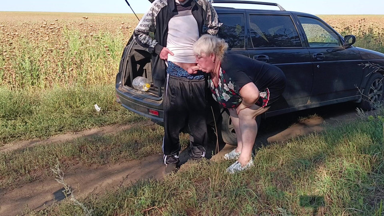 Zona901: Sąsiad trzyma mojego penisa, podczas gdy sikam, a następnie robi...