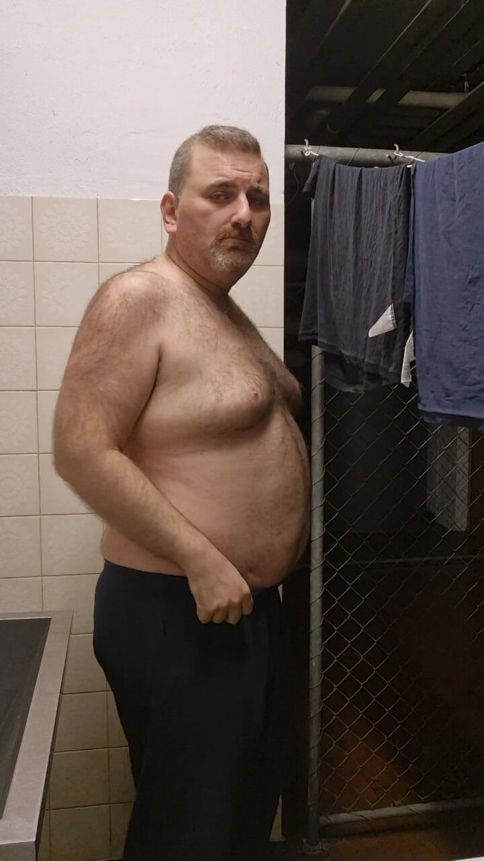 ChubbyDaddyBearLuka: 洗衣房里的肥大多毛熊条