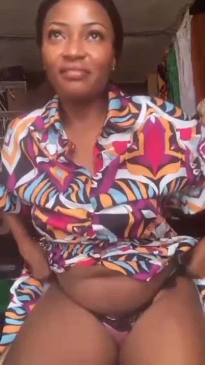 Me and my new slut: Mama excitată se masturbează în magazinul ei, public masterbation Sugar Mama