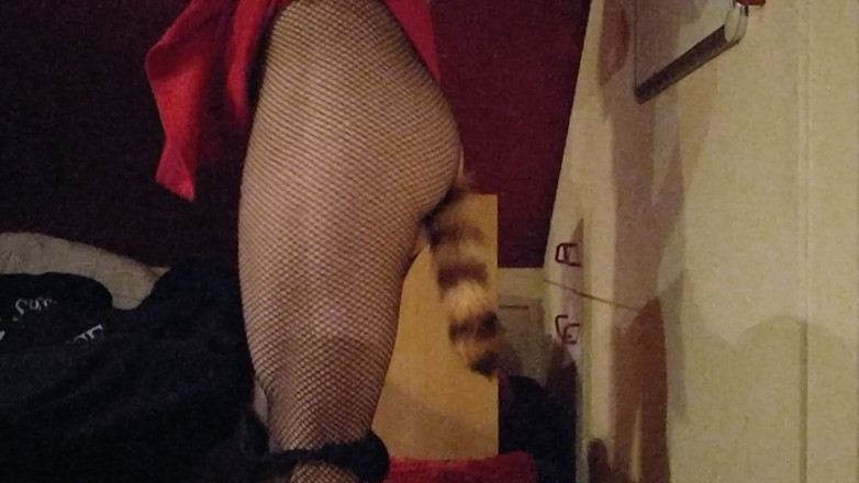 Joslin: Сіссі Джослін танцює з анальною пробкою з хвостом