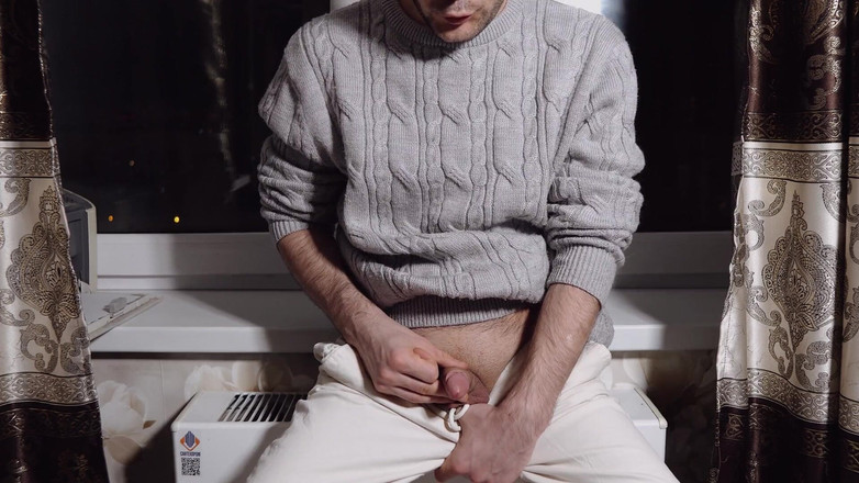 NoelDero: Un joven se masturba la polla y se corre ruidosamente