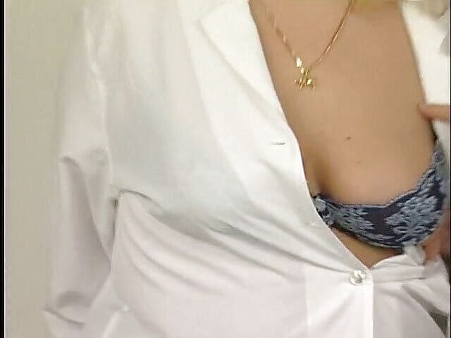 Lucky Cooch: खूबसूरत विशालकाय महिला मौखिक रूप से कास्टिंग पर दो सख्त लंड को खुश कर रही है