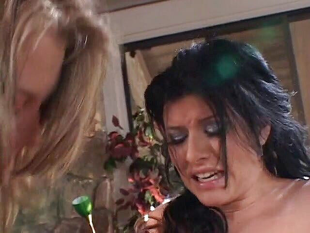 Girls Allowed: Gadis lesbian dan mainan ungu baru mereka