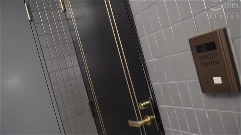 H-Eagle: En fru försöker cuckold en man bredvid, men hon cuckolded...