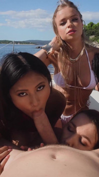 Alexa Flexy la bordul barcii tale cu fata ei Alexis Crystal, Lia Lin, May Thai și Megan Fiore