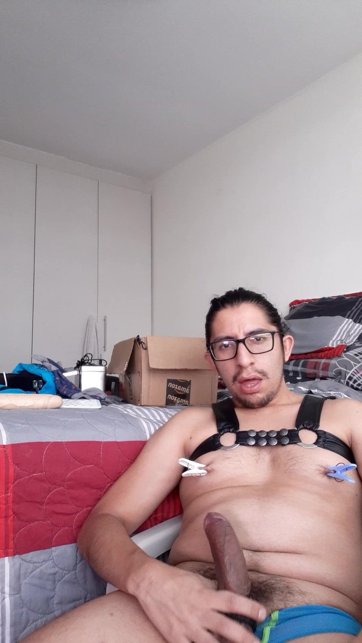 littlelatinhunter: Bu meme uçlarını sıkmak istiyorum. Bana yardım etmek için köle...