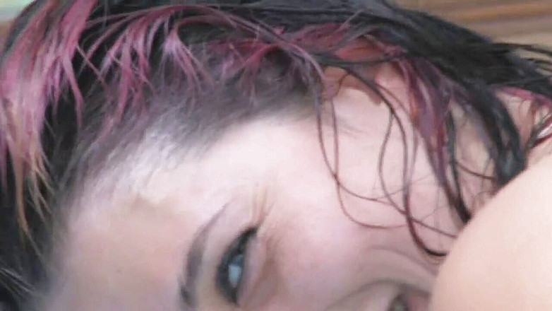 Happy Ending: Prsatá holka masturbuje v bazénu