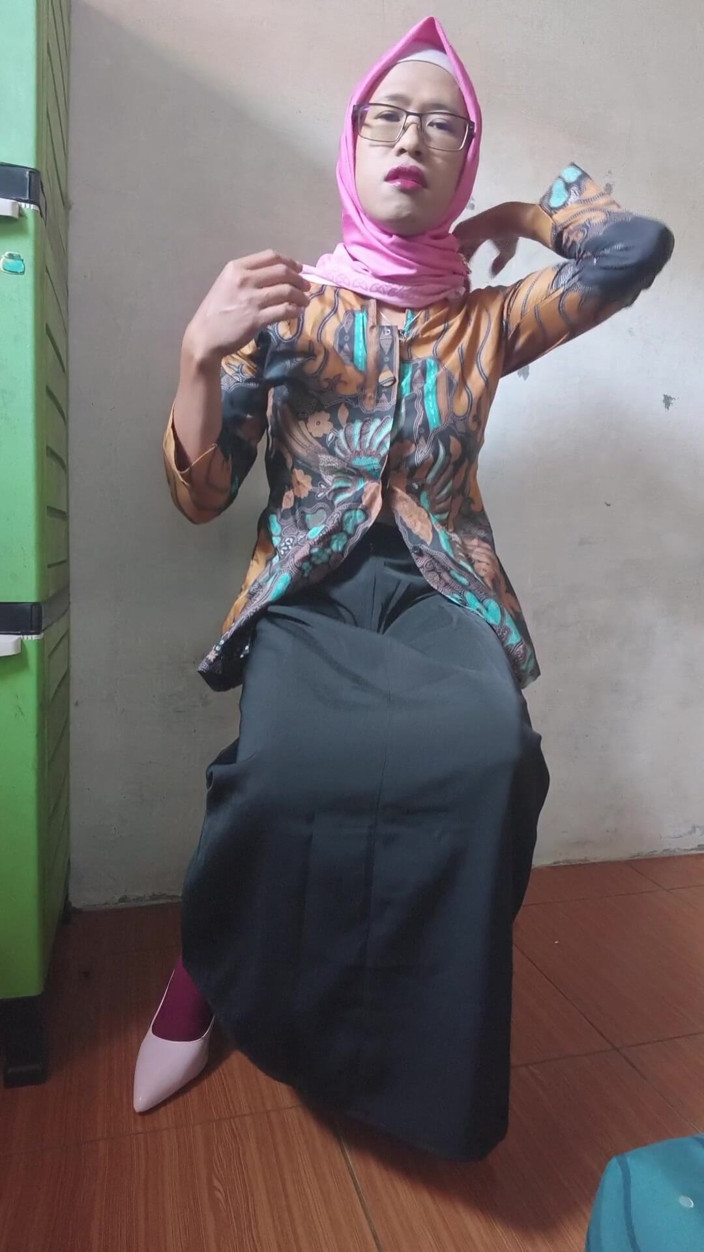 Mitha Zhe: Hijab Shemale Jerking off Her Huge Dick